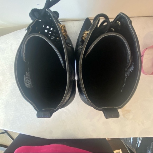 Shoedazzle “Keep Me High” US 7 Black w/Gold Chains Booties Stile Faux Leather - Picture 14 of 15